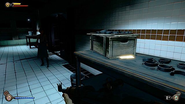 Otwórz celę nr 9 (nie wymaga wytrychów) i zejdź po schodach do ciemnego pokoju przesłuchań na samym dole - Znajdź celę Chen Lina | Rozdział 18 - Klub Dobre Czasy | BioShock Infinite - BioShock: Infinite - poradnik do gry