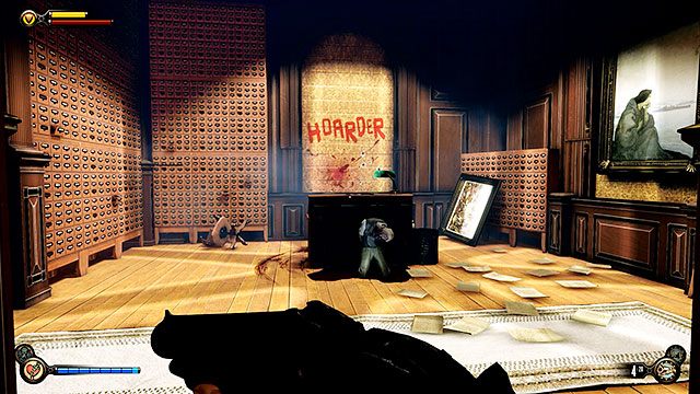 Kiedy zjedziesz windą do głównej sali banku i przedrzesz się pod ogromne drzwi skarbca, wejdź w korytarz po lewej stronie i podążaj nim, aż dotrzesz do oświetlonego pomieszczenia z wymalowanym na ścianie napisem HOARDER - Zadanie Opcjonalne - znajdź kod Voksów | Rozdział 31 - Ogrody Pamięci - BioShock: Infinite - poradnik do gry