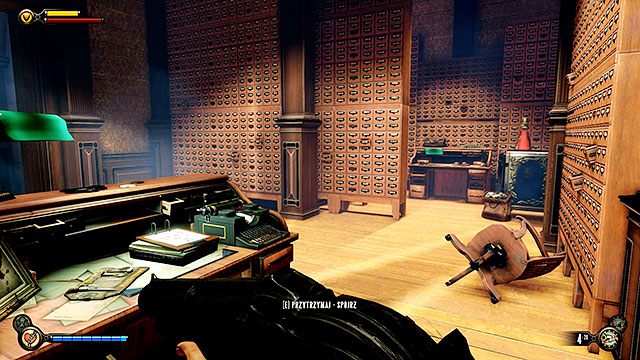 Kiedy Elizabeth odszyfruje znaleziony tam kod, użyj maszyny do pisania, aby otworzyć ukryte pomieszczenie za regałem - Zadanie Opcjonalne - znajdź kod Voksów | Rozdział 31 - Ogrody Pamięci - BioShock: Infinite - poradnik do gry