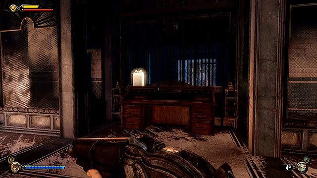 Naprzeciwko schodów na następne piętro znajduje się biurko, na którym stoi Ekwipunek #36 - Idź do biura dyrektora | Rozdział 33 - Atrium | BioShock Infinite - BioShock: Infinite - poradnik do gry