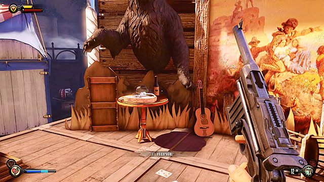 Dachy Centrum Comstocka, stolik na scenie z wypchanym niedźwiedziem - Rozdziały 4 | Voksofony | BioShock Infinite - BioShock: Infinite - poradnik do gry