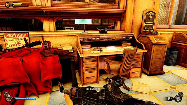 Przejdź przez główny hol komisariatu do recepcji po prawej stronie - Znajdź skonfiskowane narzędzia Chen Lina | Rozdział 22 - Magazyn Byczy Dom - BioShock: Infinite - poradnik do gry