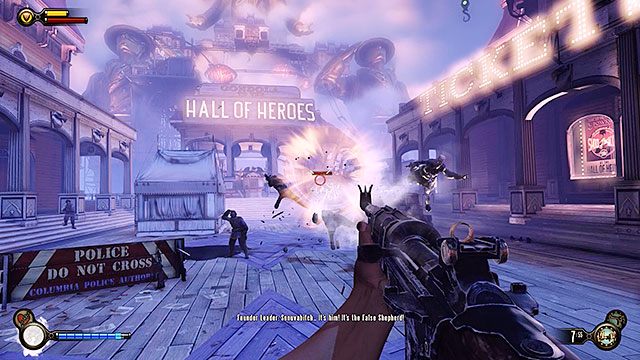 Na zewnątrz czeka Cię potyczka z dużym oddziałem policji - Znajdź Elektrycznego Dżokeja w Sali Bohaterów | Rozdział 8 - Żołnierskie Pole - BioShock: Infinite - poradnik do gry