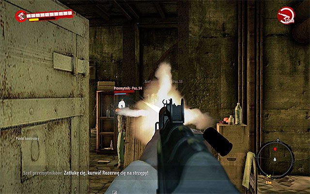 Otwórz wspomniane drzwi i zaatakuj przebywających w niewielkim pomieszczeniu bandytów, wśród których będzie szef przemytników - Zdobądź klucz Tunele - Dead Island Riptide - poradnik do gry