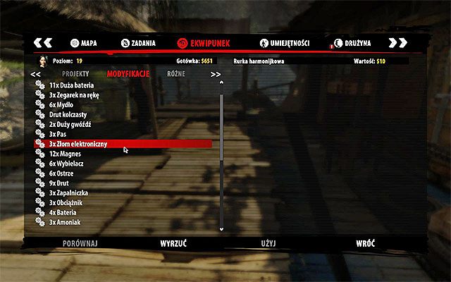 Jeśli zaś chodzi o złom elektroniczny, jest to jeden z pospolitych surowców wykorzystywanych również do modyfikowania broni, tak więc musisz dokładnie badać okolicę i dbać o otwieranie wszystkich odnajdywanych pojemników, a prędzej czy później zgromadzisz wymagane dwie sztuki - Miny w ruch Poboczne zadania - Dżungla - Dead Island Riptide - poradnik do gry
