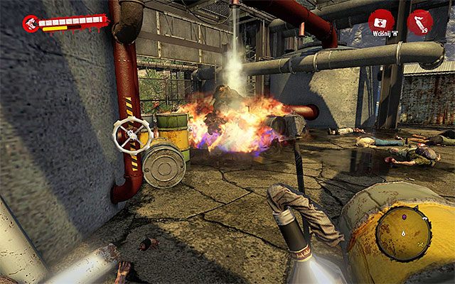 Wielką bestię możesz też skutecznie osłabiać dzięki używaniu koktajli Mołotowa (powyższy screen) oraz różnego rodzaju materiałów wybuchowych (granaty, miny itp - Pokonaj Waynea i zabezpiecz teren Skrzyżowanie - Dead Island Riptide - poradnik do gry