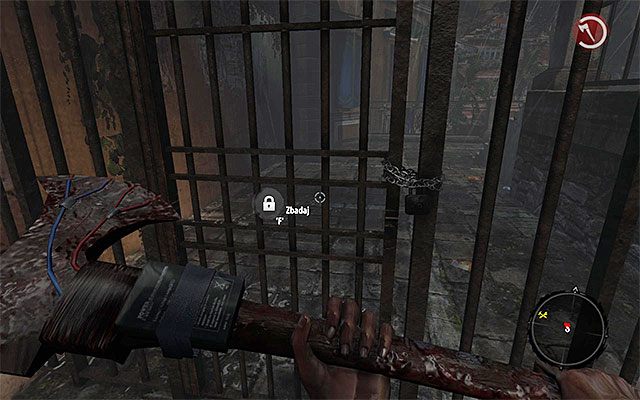 Powróć na plac, na którym zabijałeś niedawno zombiaki i zbadaj pokazaną na powyższym screenie bramkę - Znajdź budynek kina Nowy w mieście - Dead Island Riptide - poradnik do gry