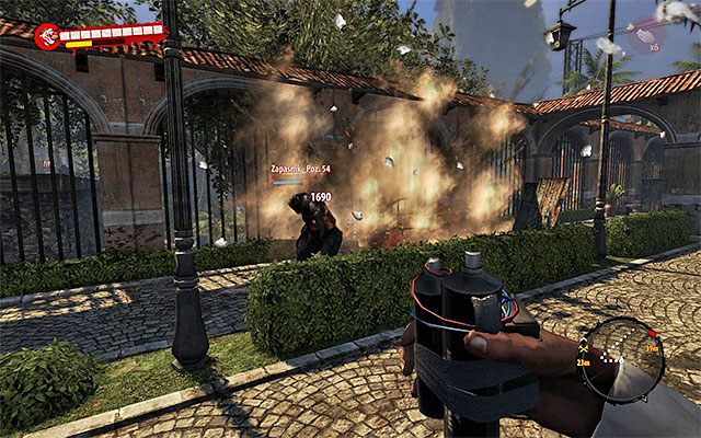 Zbliż się do Bazy Wojskowej i zauważ, że na Twojej drodze stanął nieznany ci jeszcze przeciwnik - zapaśnik - Idź do Bazy Wojskowej Zmilitaryzowana strefa - Dead Island Riptide - poradnik do gry