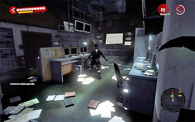 Kontynuuj dość liniowy przemarsz, mijając po drodze wiele pomieszczeń okupowanych przez pojedyncze zombiaki (szwendacze oraz zarażeni) oraz skrywających dużą ilość interaktywnych przedmiotów - Dotrzyj do pokoju komunikacji radiowej Zmilitaryzowana strefa - Dead Island Riptide - poradnik do gry