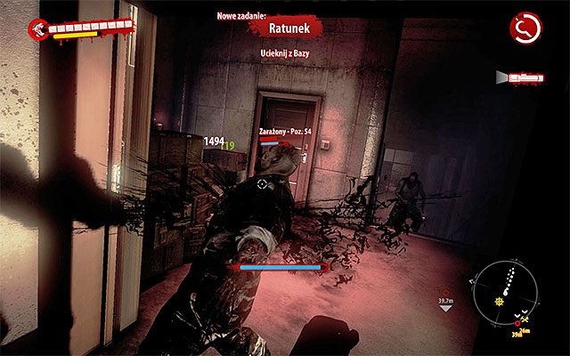 Na początek wysłuchaj oczywiście kolejnej rozmowy z Hardym, po czym skorzystaj z nowo odblokowanego bocznego wyjścia z pokoju komunikacji radiowej, likwidując kilku pilnujących tego przejścia zarażonych - Ucieknij z Bazy Ratunek - Dead Island Riptide - poradnik do gry