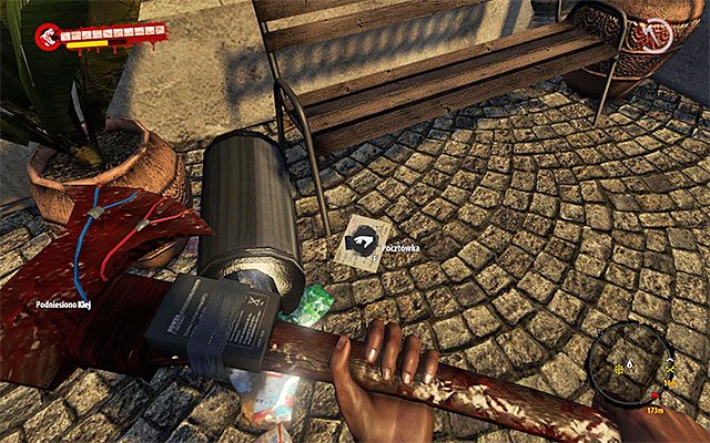 Po dotarciu w okolice banku rozejrzyj się za pocztówką leżącą na ziemi przy jednej z ławek - Pocztówki - Henderson - Dead Island Riptide - poradnik do gry