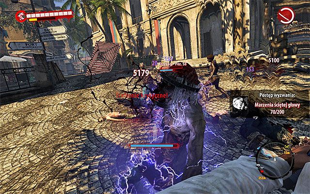 W trakcie przemarszu przez główną część miasta musisz oczywiście pilnować się, bo oprócz zwykłych szwendaczy i zarażonych okazjonalnie będziesz też wpadał na krzykaczy, zapaśników, taranów, pływaków i inne elitarne odmiany żywych trupów (uciekaj lub walcz w zależności od chęci i poziomu wyzwania) - Znajdź miejsce katastrofy Katastrofa - Dead Island Riptide - poradnik do gry