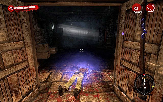 Powróć na górę i podejdź do mijanych wcześniej drzwi, przez które próbowały się przebić zombiaki - Znajdź zejście na niższe piętro Katastrofa - Dead Island Riptide - poradnik do gry