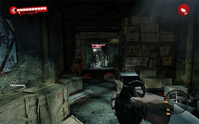 Ostrożnie podejdź do zamkniętych drzwi, do których dobijają się nowe zombiaki - Znajdź drogę do doku Z prądem - Dead Island Riptide - poradnik do gry