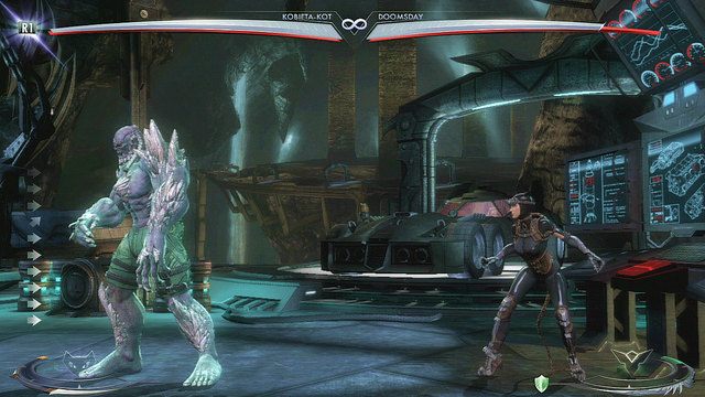 Po prawej stronie areny znajduje się konsoleta z czerwonym przyciskiem - Injustice: Jaskinia Batmana - arena - Injustice Gods Among Us - poradnik do gry