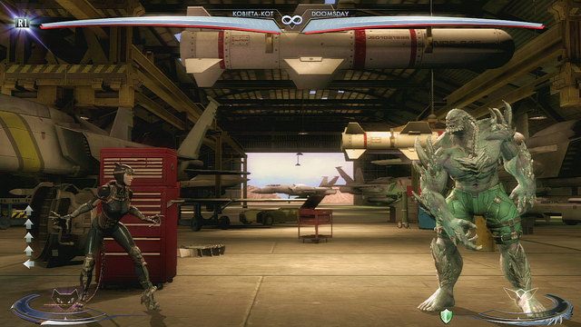 Po lewej stronie środka areny znajduje się rakieta zawieszona na suficie, aby ją aktywować należy do niej podskoczyć - Injustice: Ferris Aircraft - arena - Injustice Gods Among Us - poradnik do gry