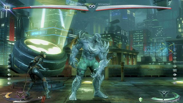 Na lewym krańcu areny znajduje się reflektor ze znakiem Batmana - Injustice: Gotham - arena - Injustice Gods Among Us - poradnik do gry