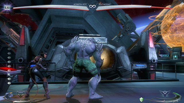 Na lewym krańcu areny znajduje się konsola i odrzutowiec w tle - Injustice: Wieża Strażnicza - arena - Injustice Gods Among Us - poradnik do gry