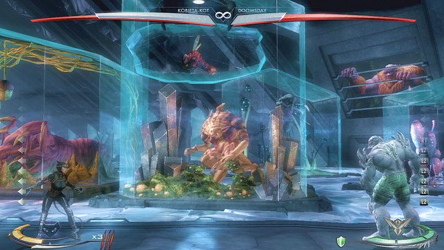 Na środku areny po lewej znajduje się insekt w bryle lodu, aby z niej skorzystać należy podskoczyć - Injustice: Forteca Samotności - arena - Injustice Gods Among Us - poradnik do gry