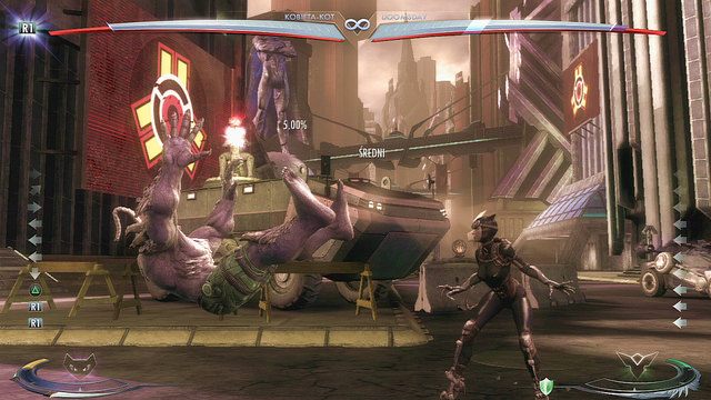 Po lewej stronie areny w tle stoi pojazd opancerzony z wieżyczką - Injustice: Metropolis - arena - Injustice Gods Among Us - poradnik do gry