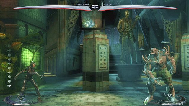 Po lewej i po prawej stronie środka areny znajdują się monitory zawieszone pod sufitem, aby do nich dosięgnąć należy podskoczyć - Injustice: Arkham Asylum, Azyl Jokera - arena - Injustice Gods Among Us - poradnik do gry