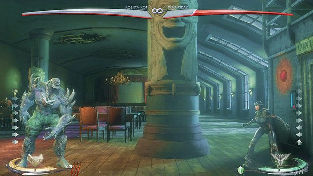 Po prawej stornie areny znajdują się kamienne głowy przyczepione do kolumn, aby do nich dosięgnąć należy podskoczyć - Injustice: Arkham Asylum, Azyl Jokera - arena - Injustice Gods Among Us - poradnik do gry
