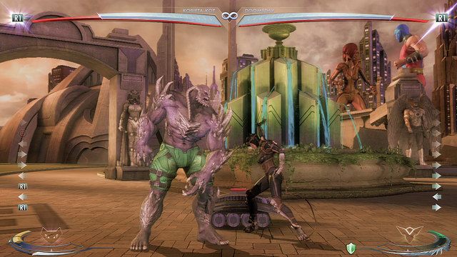 Po arenie jeździ niewielki robot - Injustice: Sala Sprawiedliwości - arena - Injustice Gods Among Us - poradnik do gry