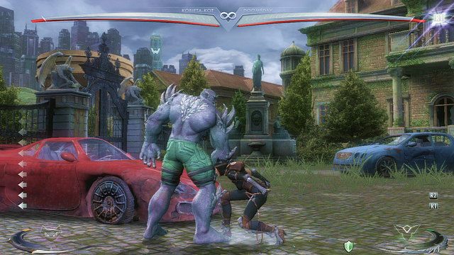 Na lewym krańcu areny znajduje się czerwony samochód - Injustice: Rezydencja Waynea, Rezydencja Waynea nocą - arena - Injustice Gods Among Us - poradnik do gry