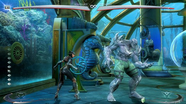 Na lewym i na prawym krańcu areny znajdują się zbiorniki wodne oraz metalowe pokrętła - Injustice: Atlantyda - arena - Injustice Gods Among Us - poradnik do gry