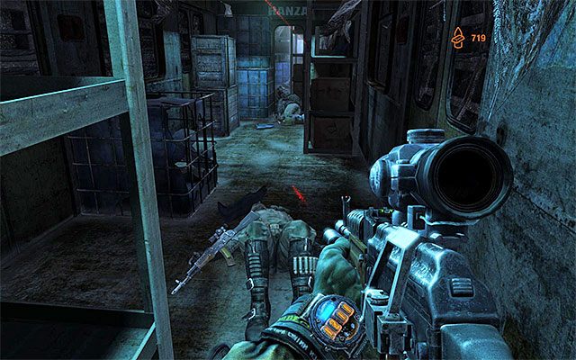 W niektórych z późniejszych etapów zostaniesz już zmuszony do wzięcia udziału w bezpośrednich konfrontacjach z jednostkami wroga i w takich sytuacjach bardzo istotne jest przede wszystkim to żeby umiejętnie chować się za zasłonami, unikając w ten sposób odnoszenia obrażeń - Staczanie oraz unikanie walk z ludźmi w Metro Last Light | Cenne wskazówki - Metro: Last Light - poradnik do gry