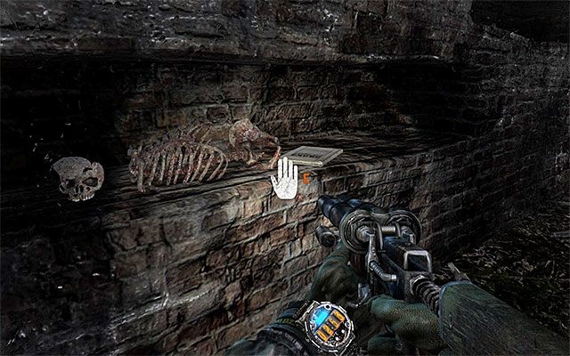 Strona jest w lewej wnęce tuż obok szkieletu i możesz ją odnaleźć od razu po rozpoczęciu etapu - 27 - Plac Czerwony | Strony dziennika Artema | Metro Last Light - Metro: Last Light - poradnik do gry