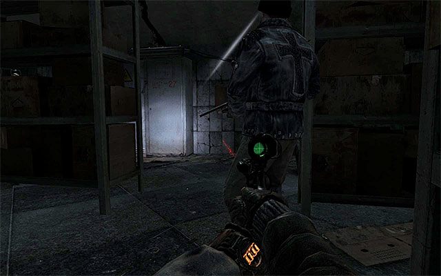 Uważaj na dwóch wartowników, którzy zmierzają w Twoją stronę - Znajdź Pawła w Wenecji | Rozdział 15 - Wenecja | Solucja Metro Last Light - Metro: Last Light - poradnik do gry