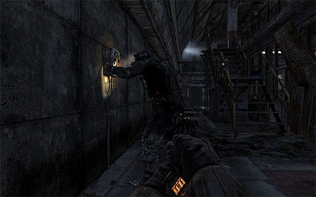 Trudniej jest dotrzeć do wyjścia decydując się na przeprawę przez parter opisywanej lokacji - Znajdź i uratuj Pawła | Rozdział 6 - Ośrodek | Solucja Metro Last Light - Metro: Last Light - poradnik do gry