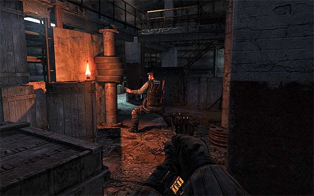 Kolejny wartownik ćwiczy przy zapalonej lampie naftowej - Znajdź i uratuj Pawła | Rozdział 6 - Ośrodek | Solucja Metro Last Light - Metro: Last Light - poradnik do gry