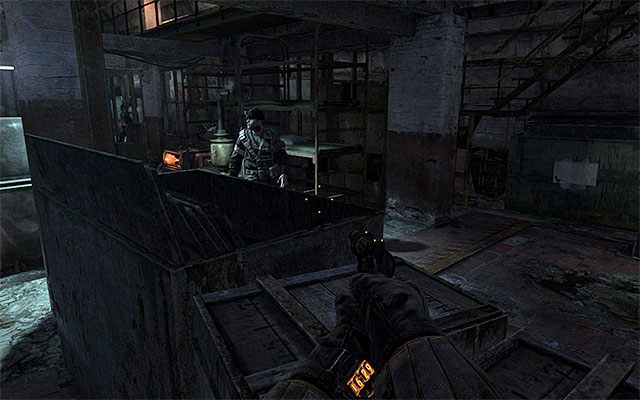 W głównym pomieszczeniu na parterze przebywa w sumie trzech przeciwników - Znajdź i uratuj Pawła | Rozdział 6 - Ośrodek | Solucja Metro Last Light - Metro: Last Light - poradnik do gry