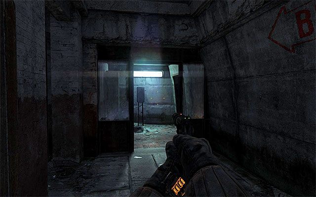 OBIE opisane wyżej ścieżki prowadzą w to samo miejsce, czyli do pokazanego na powyższym screenie wyjścia z pierwszej części ośrodka - Znajdź i uratuj Pawła | Rozdział 6 - Ośrodek | Solucja Metro Last Light - Metro: Last Light - poradnik do gry