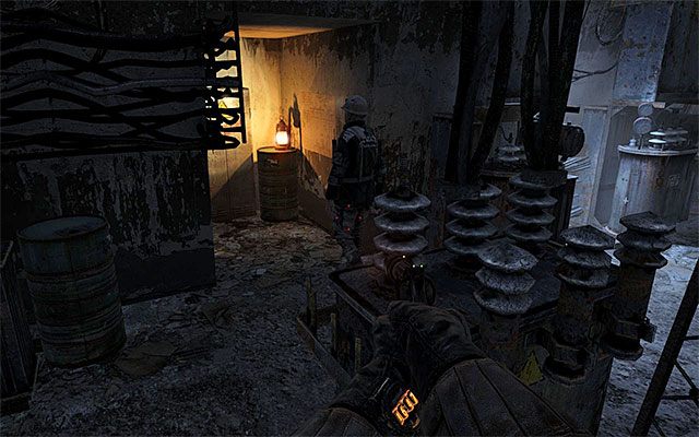 Ostrożnie zbliż się do pojedynczego wartownika - Znajdź i uratuj Pawła | Rozdział 6 - Ośrodek | Solucja Metro Last Light - Metro: Last Light - poradnik do gry