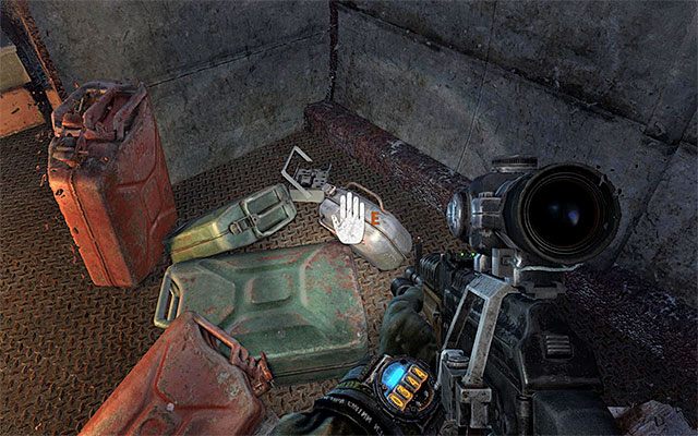 Wejdź do wraku samolotu i dokładnie go zbadaj, odnajdując trochę zapasów (między innymi miny Claymore, które bardzo przydadzą się w kolejnym rozdziale) - Znajdź paliwo do wyciągarki promu | Rozdział 16 - Zmierzch | Metro Last Light - Metro: Last Light - poradnik do gry