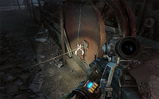 W trakcie eksploracji pierwszego piętra nie jest wskazany przesadni pośpiech, a to dlatego, że w okolicy znajduje się mnóstwo pułapek z linką (standardowo pułapki możesz omijać lub rozbrajać) - Spotkaj się ze stalkerami w cerkwi | Rozdział 17 - Noc | Metro Last Light - Metro: Last Light - poradnik do gry