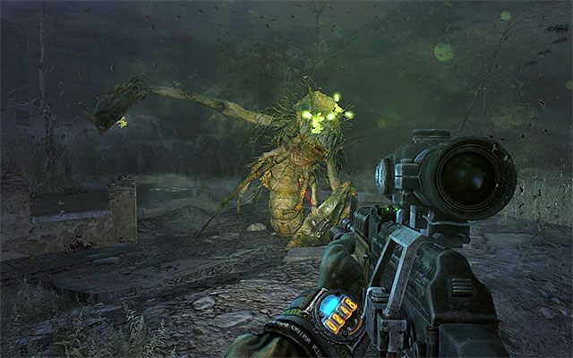 Po rozpoczęciu walk poświęć trochę czasu na zaznajomienie się z głównymi atakami bossa, czyli z uderzeniami jego długimi górnymi kończynami oraz szarżą - Spotkaj się ze stalkerami w cerkwi | Rozdział 17 - Noc | Metro Last Light - Metro: Last Light - poradnik do gry