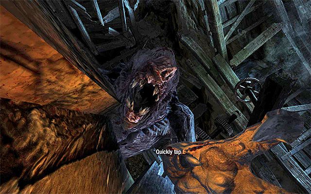 W końcowej fazie przejażdżki windą bądź gotowy do przystąpienia do rytmicznego wciskania wskazanego przez grę klawisza/przycisku, dzięki czemu ujdziesz z życiem, rozprawiając się przy okazji z ostatnim z mutantów - Idź katakumbami do Oktiabrskiej cz.1 | Rozdział 18 - Dolne miasto - Metro: Last Light - poradnik do gry