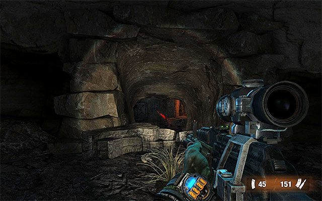 Kontynuuj proces unikania Mamuśki, pomagając sobie sprintem i ustawiając się przy kolejnych słupach w oczekiwaniu na wykonanie przez potwora szarży - Idź katakumbami do Oktiabrskiej cz.2 | Rozdział 18 - Dolne miasto - Metro: Last Light - poradnik do gry