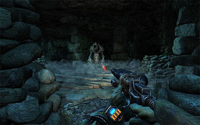 Wybierz wydrążony przez potwora tunel, odnajdując po drodze zwłoki, pistolet maszynowy i skrzynkę z zapasami - Idź katakumbami do Oktiabrskiej cz.2 | Rozdział 18 - Dolne miasto - Metro: Last Light - poradnik do gry