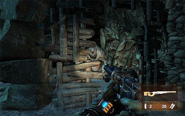 Dalszy schemat działania jest już bardzo zbliżony do pierwszego pojedynku, tak więc musisz ustawiać się przy podporach i drewnianych barykadach, zachęcając niejako do potwora do wyruszania w Twoją stronę i doprowadzając do odnoszenia przez niego obrażeń w wyniku nieudanych szarż zakończonych zderzan - Idź katakumbami do Oktiabrskiej cz.2 | Rozdział 18 - Dolne miasto - Metro: Last Light - poradnik do gry