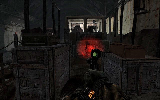 Jak zapewne zauważyłeś jeden z wartowników ustawił się przy lewych schodach - Znajdź i ocal Annę | Rozdział 19 - Skażenie | Solucja Metro Last Light - Metro: Last Light - poradnik do gry