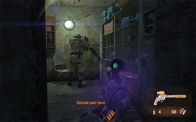 Zdecydowanie polecam ominąć bramkę, wybierając pokazane na powyższym screenie wąskie przejście przy prawej ścianie - Znajdź drogę przez zbrojownię | Rozdział 11 - Rewolucja | Metro Last Light - Metro: Last Light - poradnik do gry