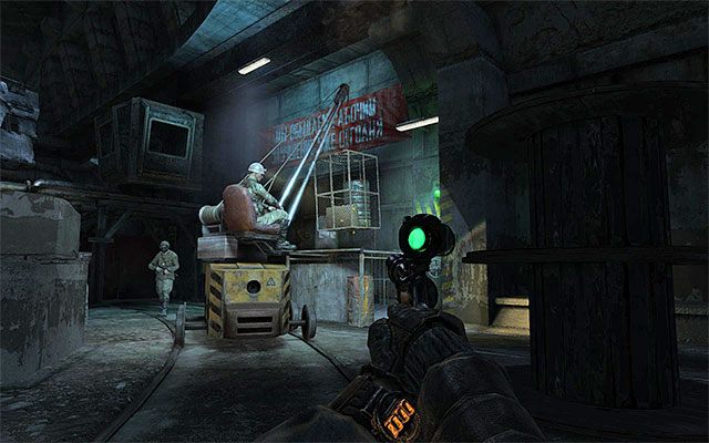 Niezależnie od tego zdecydowałeś się na zbadanie opisanych wyżej dwóch opcjonalnych lokacji czy też nie prędzej czy później będziesz musiał dotrzeć w pobliże przejścia prowadzącego do obszaru A2 - Znajdź drogę przez zbrojownię | Rozdział 11 - Rewolucja | Metro Last Light - Metro: Last Light - poradnik do gry