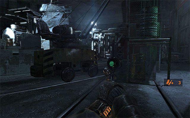 Nie musisz tu na szczęście specjalnie kombinować, bo operator dźwigu po kilku chwilach wyjdzie z maszyny i uda się za potrzebą - Znajdź drogę przez zbrojownię | Rozdział 11 - Rewolucja | Metro Last Light - Metro: Last Light - poradnik do gry