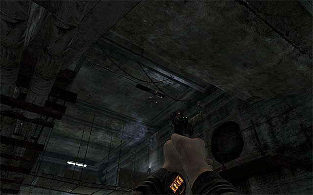 Powróć do głównego tunelu i dopiero teraz zainteresuj się wspomnianym wcześniej wartownikiem patrolującym górne balkoniki - Znajdź wyjście z więzienia | Rozdział 3 - Paweł | Solucja Metro Last Light - Metro: Last Light - poradnik do gry