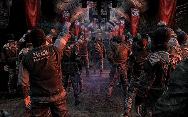 Wkrótce dotrzesz do ogromnej sali z żołnierzami Rzeszy słuchającymi przemówienia - Ucieknij z terytorium Rzeszy | Rozdział 4 - Rzesza | Solucja Metro Last Light - Metro: Last Light - poradnik do gry